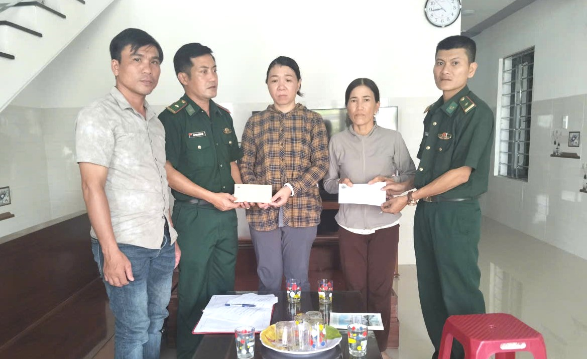 Bộ đội Biên phòng TP Đà Nẵng trao hỗ trợ cho thân nhân 18 thuyền viên tàu cá QNa 90859-TS

